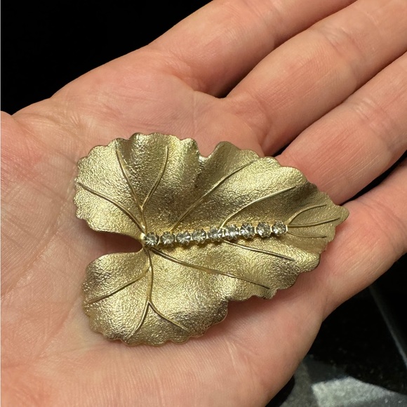 Vintage Goldtone Rhinestone Leaf Brooch Textured 1960s Pin Estate EUC - Picture 1 of 5